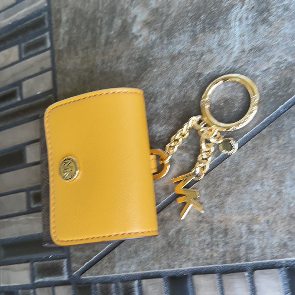 Michael Kors Jet Set Travel AirPod Case - Picture 4 of 16